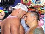 Tyson-Fury-kiri-dan-Oleksandr-Usyk-kanan-saat-hendak-dipisahkan.jpg