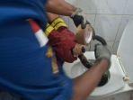 Ular-Muncul-dari-Dalam-Kloset-Rumah-Warga-Jambi-Bikin-Ketakutan-Tengah-Malam-yang-Tak-Disangka.jpg