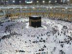 Umat-Muslim-berkumpul-di-sekitar-Kabah-tempat-suci-umat-Islam.jpg