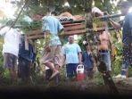 Viral-Ibu-Baru-Melahirkan-Ditandu-Warga-6-KM-Jalan-Rusak-Ambulan-Tak-Bisa-Masuk-Desa.jpg