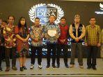 Wakil-Bupati-Kapuas-Hulu-Wahyudi-Hidayat-sedang-memang-piagam-25434tr.jpg
