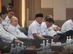 Wakil-Bupati-Mempawah-Muhammad-Pagi-kopiah-hitam-saat-hadiri-Raker.jpg