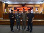 Wakil-Bupati-Mempawah-Muhammad-Pagi-menyampaikan-jawaban.jpg