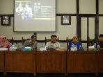 Wakil-Wali-Kota-Pontianak-Bahasan-saat-membuka-Sarasehan234rwefd.jpg