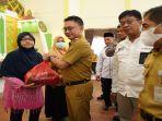Wali-Kota-Pontianak-Edi-Kamtono-menyerahkan-bantuan-paket-sembako-bagi.jpg