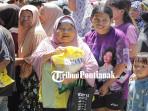Warga-antre-dan-berebut-345rewf.jpg