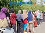 Warga-antri-saat-ingin-membeli-bahan-pangan-di-pasar-murah.jpg