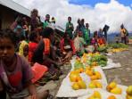 Warga-berjualan-di-pasar-tradisional-Kago-di-Distrik-Ilaga.jpg