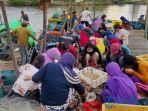 Warga-bersama-sama-membantu-nelayan-Kuala-Mempawah-Kecamatan-Mempawah-Timur.jpg