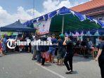 Warga-saat-mengantri-Sembako-murah-23rewfd.jpg