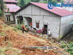 Warga-setempat-melihat-kondisi-rumah-Asmuid-yang-rusak-dihant23w5rewdf.jpg