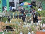 adab-ziarah-kubur-lebaran-idul-fitri-dan-hukum-menabur-kembang-di-makam.jpg