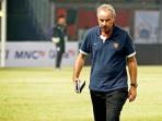 alfred-riedl-digaji-100-juta.jpg