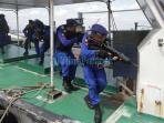 anggota-dit-polair-polda-kalbar_20160527_160349.jpg<pf>anggota-dit-polair-polda-kalbar_20160527_160355.jpg<pf>anggota-dit-polair-polda-kalbar_20160527_160342.jpg