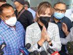 ardi-bakrie-menyerahkan-diri-ke-polres-metro-jakarta-pusat-bersama-nia-ramadhani.jpg