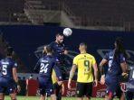 arema-fc-sergio-silva-tengah-menyundul-bola.jpg