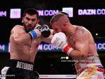 artur-beterbiev-saat-bertanding-melawan-callum-johnson-2018.jpg