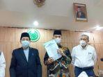 asrorun-niam-menunjukkan-sertifikasi-halal-untuk-produk-vaksin-zifivax.jpg