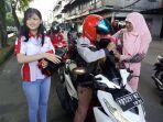 astra-motor-yang-bekerjasama-dengan-satlantas-polresta-pontianak-membagikan-sekitar-100-pcs-jacket.jpg