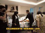 atta-dan-aurel-juga-membawakan-sebuah-bingkisan-bermerek-hermes.jpg
