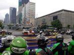 awas-main-ponsel-saat-berkendara-bisa-ditilang-driver-ojol-bingung-hingga-alasan-polisi.jpg