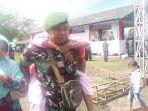 babinsa-koramil-11-1202singkawang-koptu-m-kurdi-menggendong-fatimah.jpg