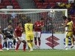 baddrol-bakhtiar-pemain-malaysia-berebut-bola-dengan-pemain-indonesia.jpg