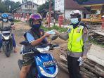 bagikan-masker-polwan-lagi.jpg