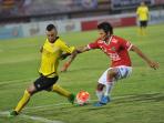 bali-united-vs-semen-padang_20160521_193729.jpg