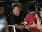bambang-widjojanto-tengah-menyalami-simpatisannya.jpg