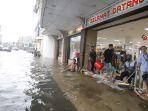 banjir-yang-cukup-tinggi-seperti-di-jalan-pattimura.jpg