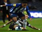 bek-fc-porto-wendell-nascimento-bersaing.jpg