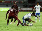 bek-persib-bandung-ardi-idrus-kanan-depan-terjatuh-dilanggar-bek-borneo-fc-rifad-marasabessy.jpg