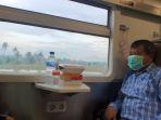 bupati-garut-rudy-gunawan-saat-berada-di-dalam-gerbong-kereta-ekonomi.jpg