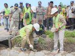 bupati-kayong-utara-citra-duani-secara-resmi-meletakkan-batu-pertama.jpg