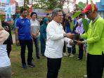 bupati-kubu-raya-h-muda-mahendrawan-sat-serahkan-bibit-pohon-pada-perwakilan-desa.jpg