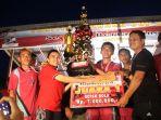 bupati-landak-karolin-margret-natasa-memberikan-hadiah-saat-penutupan-ngabang-cup.jpg