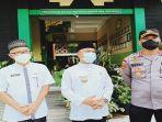 bupati-sambas-atbah-romin-suhaili-belajar-tatap-muka-di-smpn-2-sambas.jpg