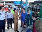 bupati-sambas-atbah-romin-suhaili-saat-melakukan-pemantauan-arus-mudik.jpg
