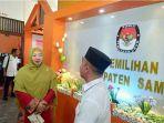 bupati-sambas-atbah-romin-suhaili-saat-meninjau-gudang-logistik-kpu-kabupaten-sambas.jpg