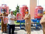 bupati-sekadau-rupinus-saat-menyerahkan-secara-simbolis-bantuan-tong-air.jpg