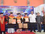 bupati-sintang-jarot-winarno-bersama-3-mahasiswa-lulusan-terbaik.jpg