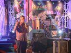 bupati-sintang-jarot-winarno-nyanyikan-lagu-di-malam-ramah-tamah.jpg
