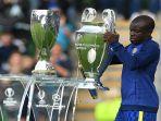 chelsea-asal-prancis-ngolo-kante-meletakkan-trofi.jpg