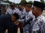 cium-tangan-guru.jpg