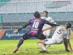 crisitian-gonzalez-saat-berduel-dengan-pemain-psim.jpg