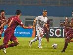 cristian-gonzalez-saat-menggiring-bola.jpg