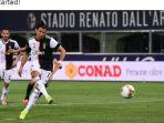 cristiano-ronaldo-mencetak-gol-penalti-yang-membuat-kiper-bologna.jpg