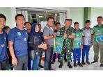 dandim-1205-sintang-memberikan-satu-set-jersey-tim-ps-gelora-u-12.jpg