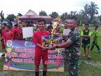 dandim-1205sintang-letkol-inf-rachmat-basuki-menyerahkan-trophy.jpg